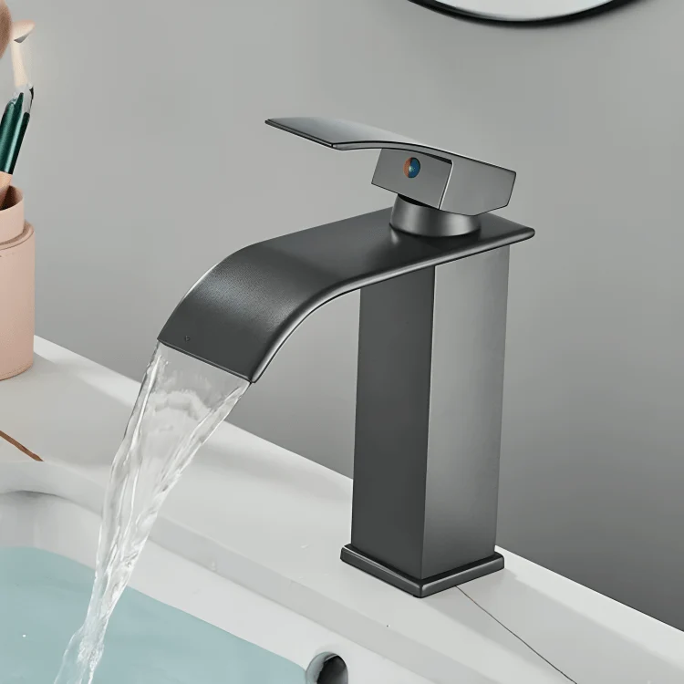 Robinet cascade doré salle de bain