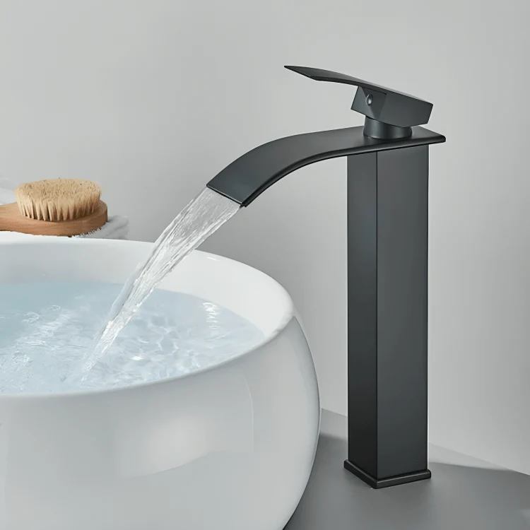Robinet cascade doré salle de bain