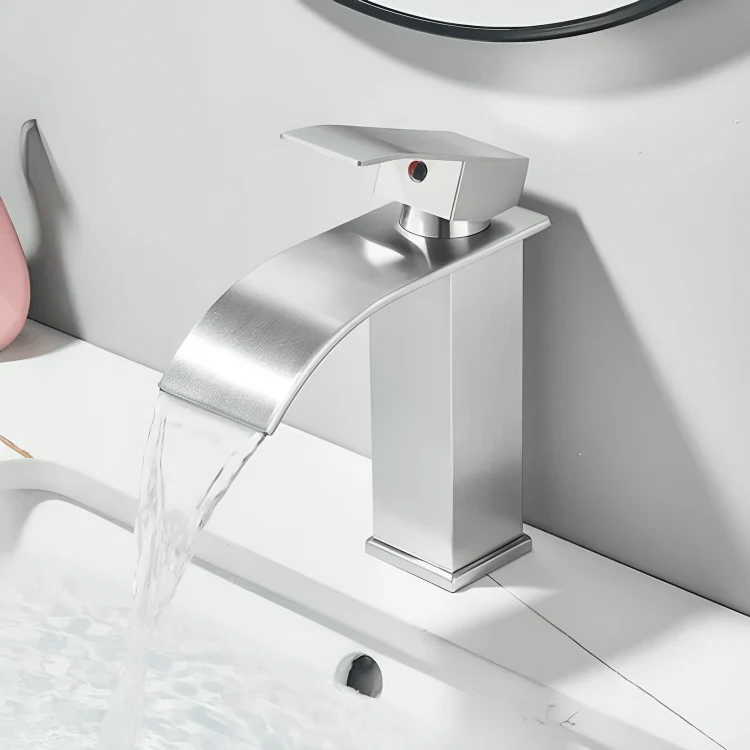 Robinet cascade doré salle de bain