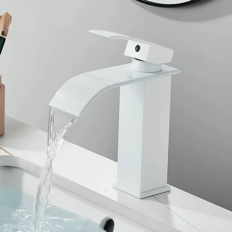 Robinet cascade doré salle de bain