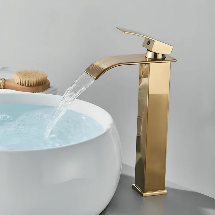 Robinet cascade doré salle de bain