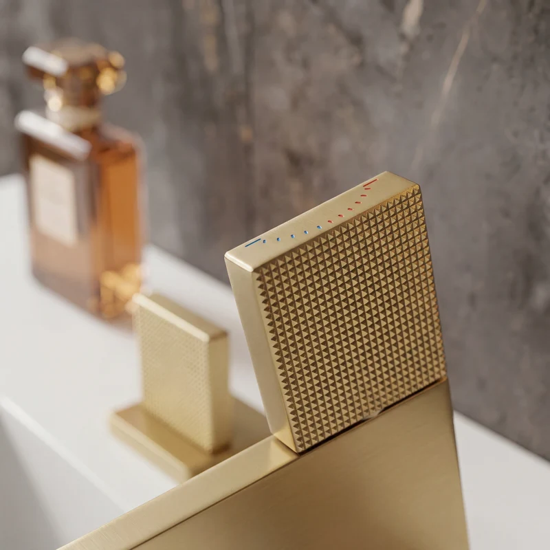 Mitigeur de salle de bain or brossé