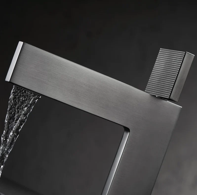 Mitigeur salle de bain gris brossé