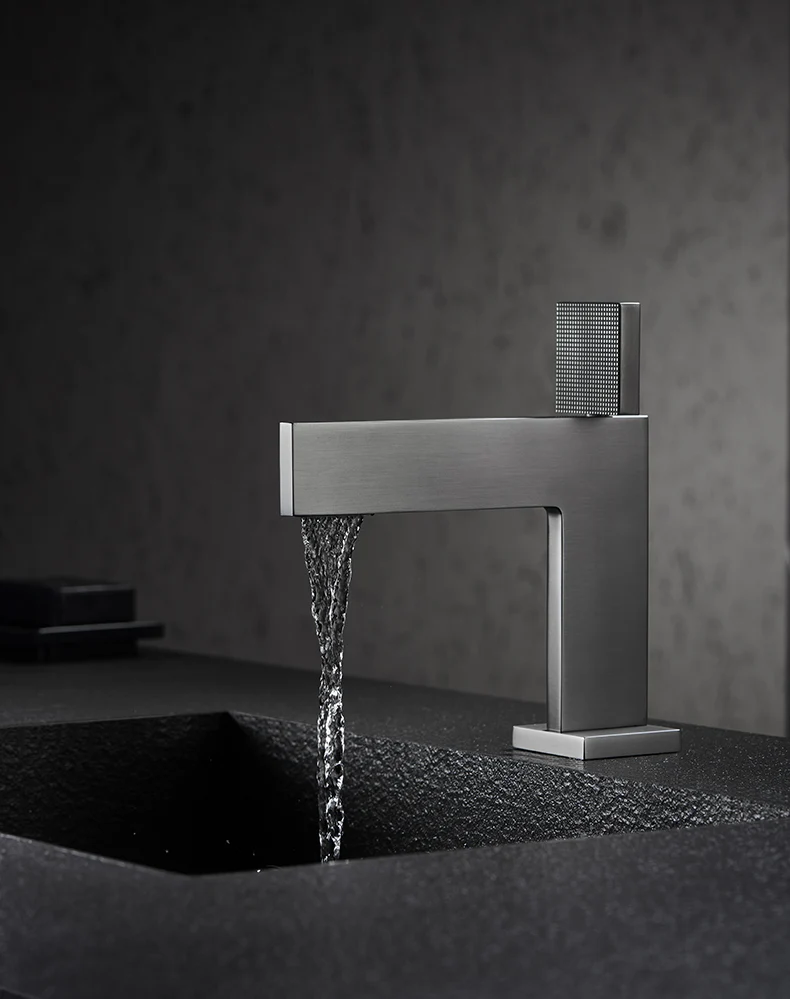 Mitigeur salle de bain gris brossé