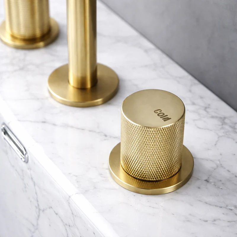 Robinet de salle de bain or brossé