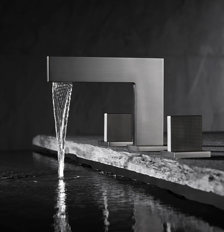 Robinet de salle de bain gris brossé