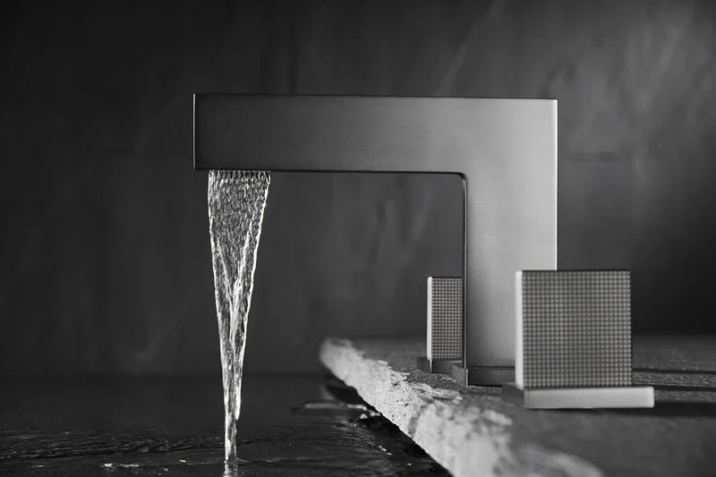 Robinet de salle de bain gris brossé