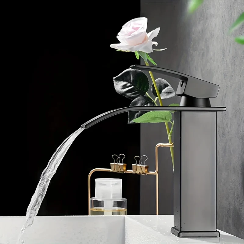 Mitigeur de lavabo cascade carré au bec incurvé
