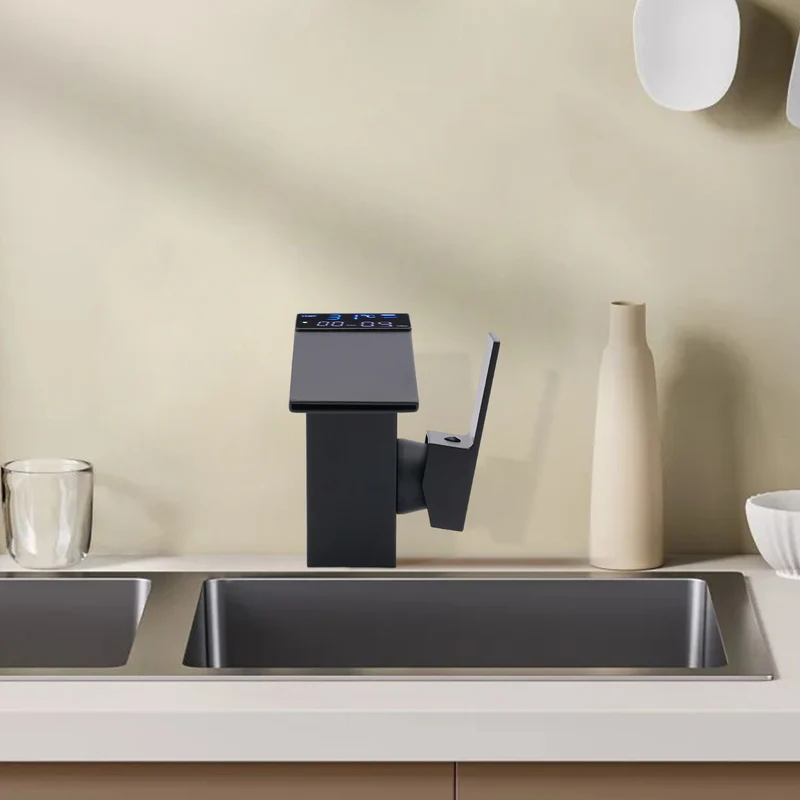 Mitigeur de lavabo cascade noir carré à écran de température