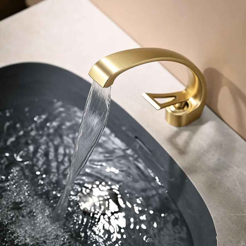 Mitigeur de lavabo cascade doré en arc avec flexibles fournis