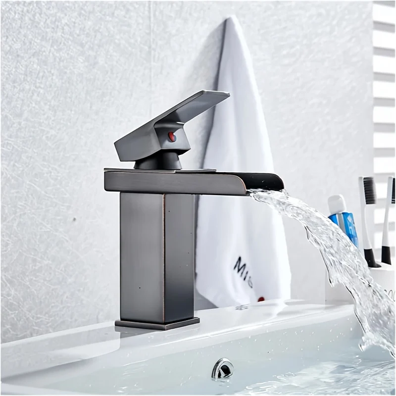 Mitigeur de lavabo cascade carré chromé ou noir mat