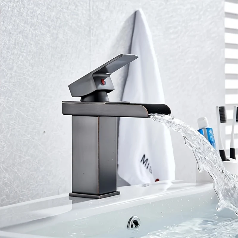 Mitigeur de lavabo cascade carré chromé ou noir mat