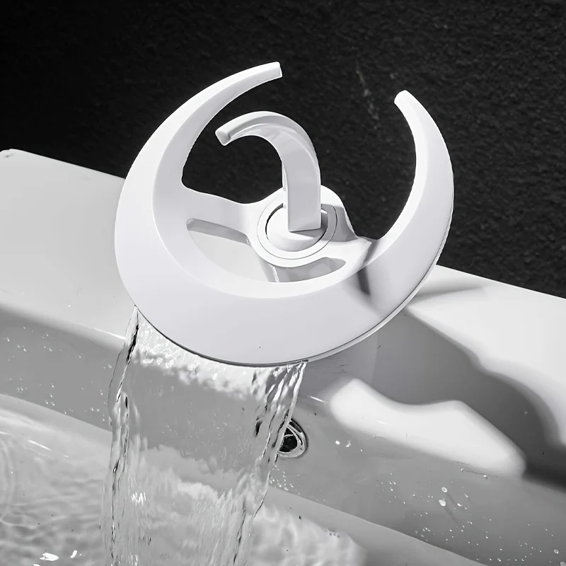 Mitigeur de lavabo cascade au bec en croissant