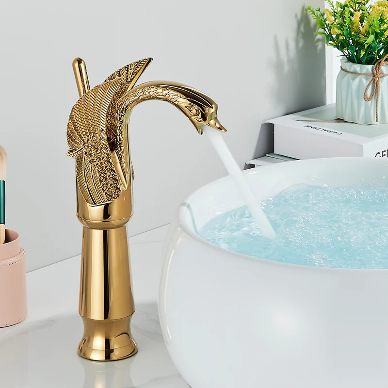 Mitigeur de vasque doré en forme de cygne
