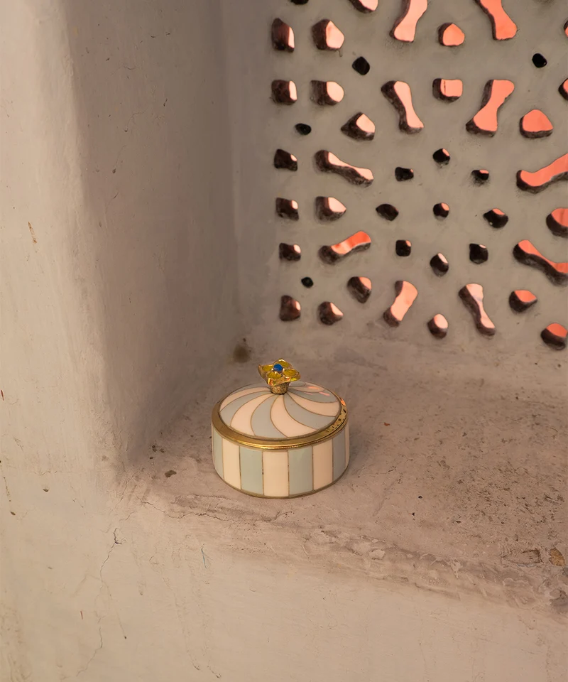 Lou blå krukke i messing – Doing Goods