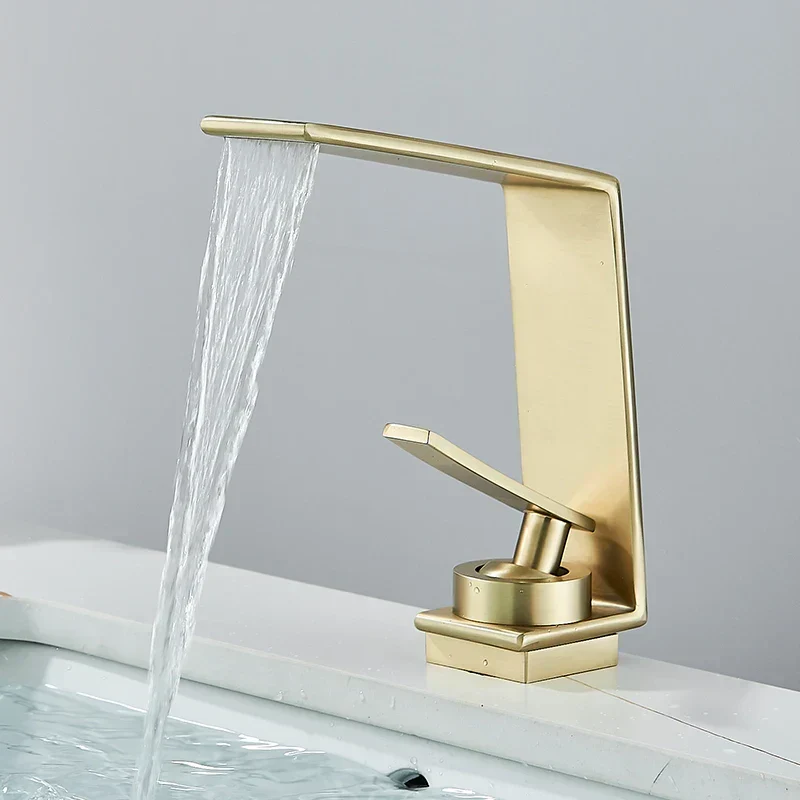Robinet Lavabo Design Effect Cascade Doré