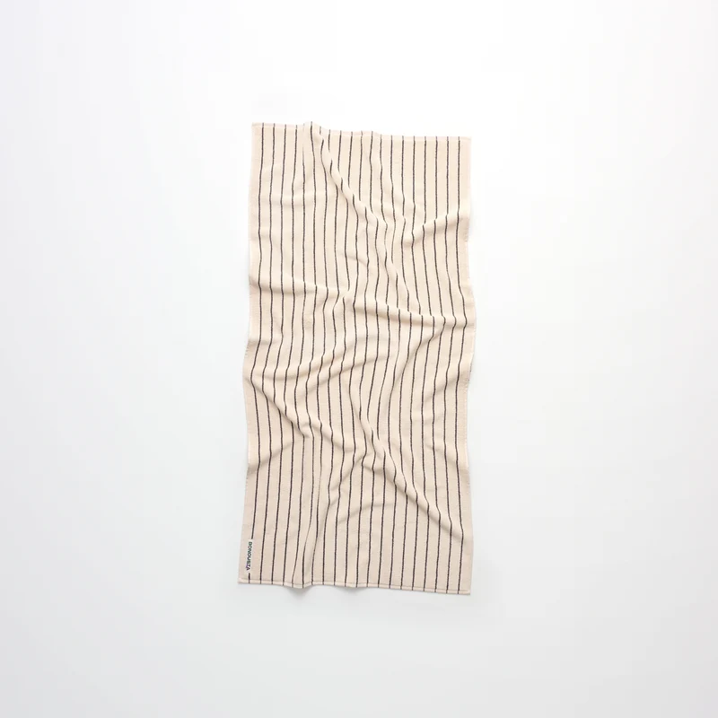 Naram badehåndklæde 70×140 cm i økologisk bomuld, creme & ink – Bongusta