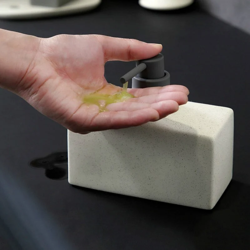 Petit distributeur de savon contemporain et uni