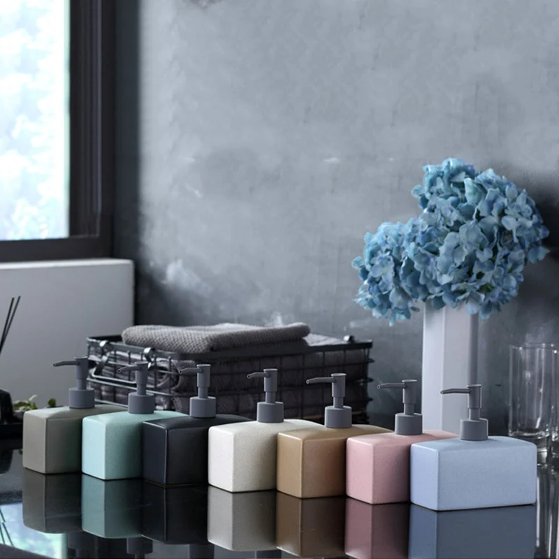 Petit distributeur de savon contemporain et uni