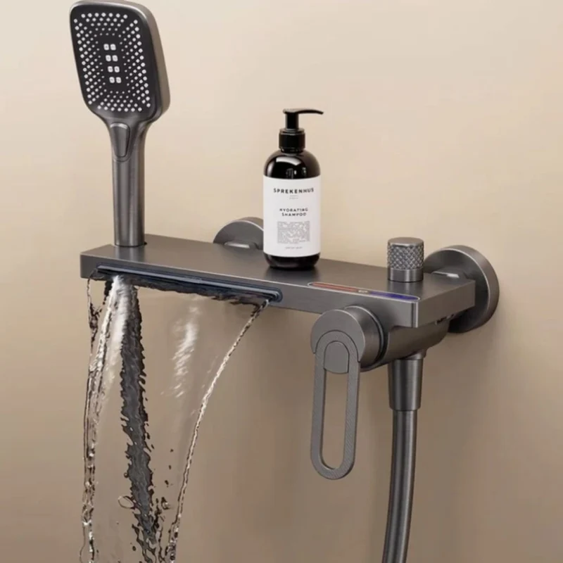 Robinet mural baignoire et douche cascade avec douchette à main